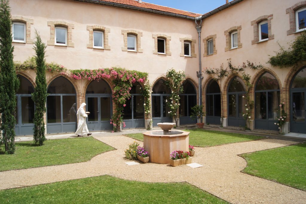 Chanoinesses d’Azille : 2500 produits à vendre pour rénover une toiture ! (Divine Box)