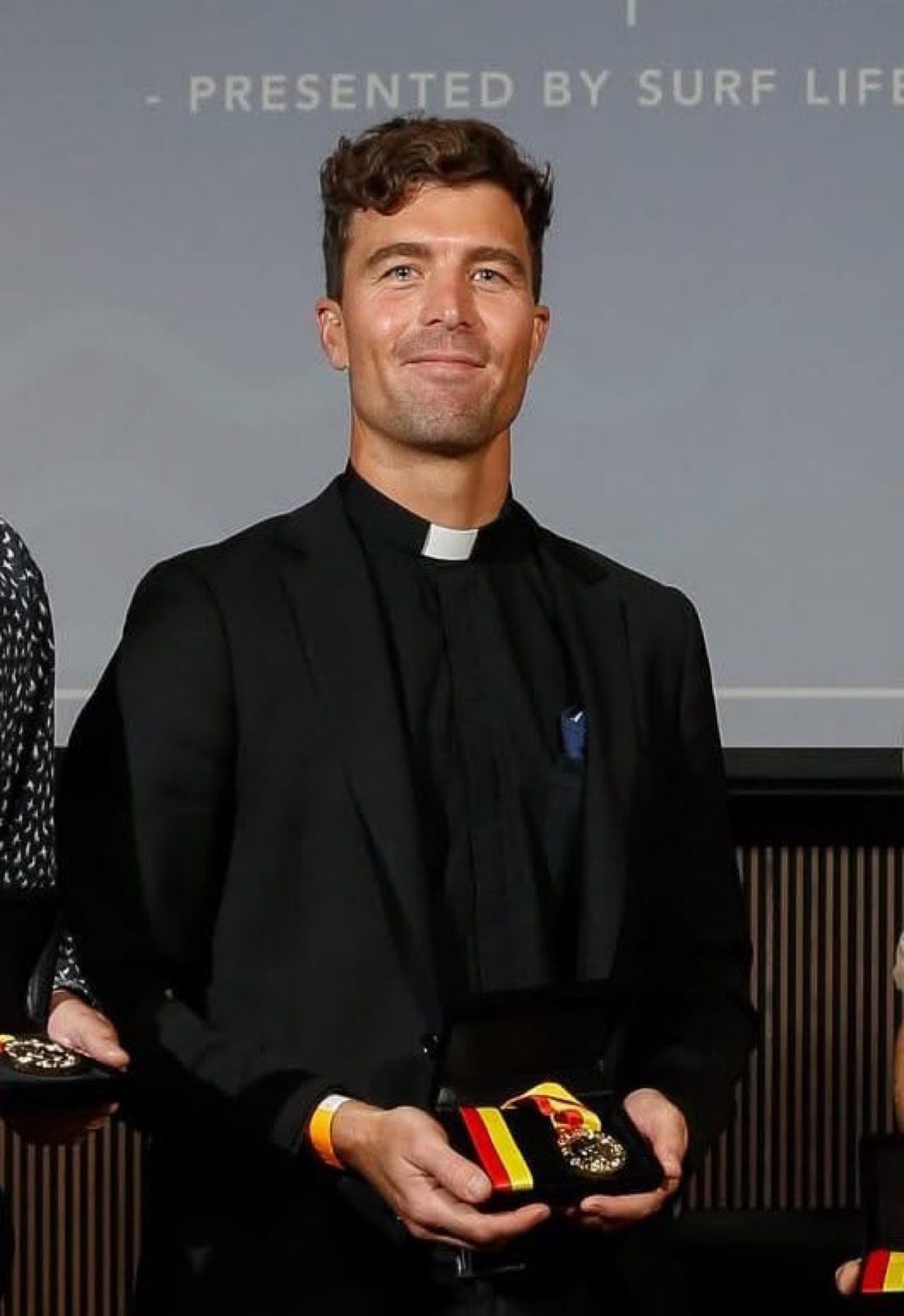 Australie: un prêtre honoré pour avoir sauvé des gens en mer