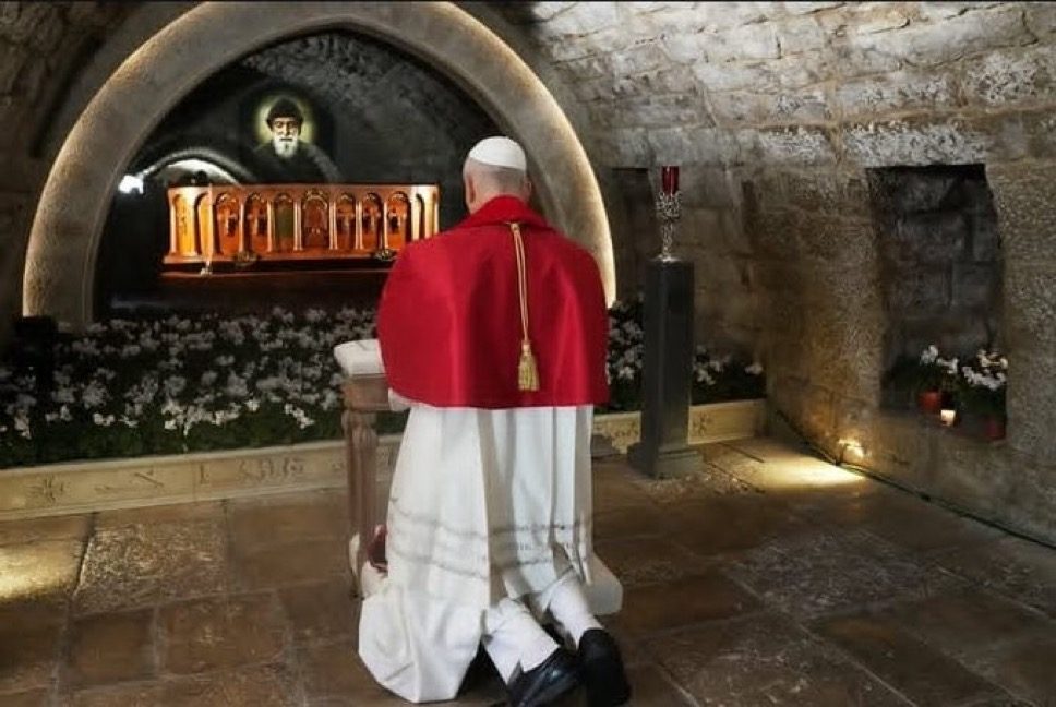 Liban: le pape a prié devant la tombe de saint Charbel