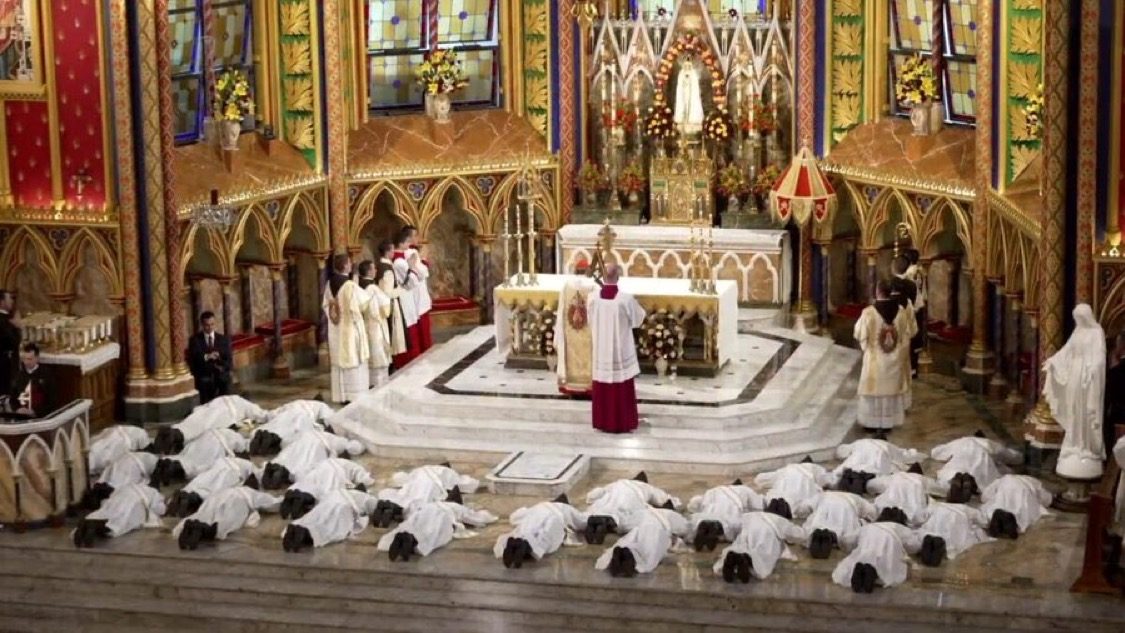 Brésil : 26 prêtres ordonnés chez les Hérauts de l’Évangile