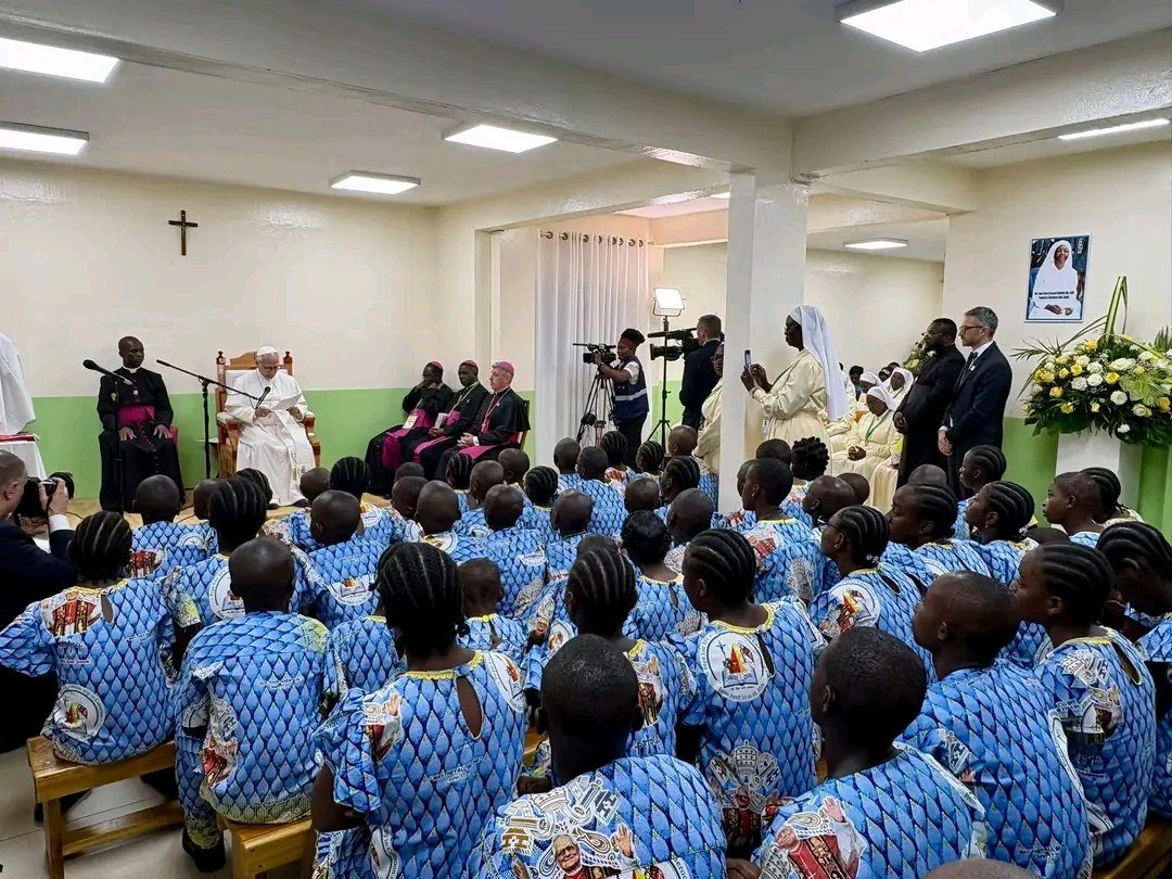 Yaoundé: le pape visite un orphelinat