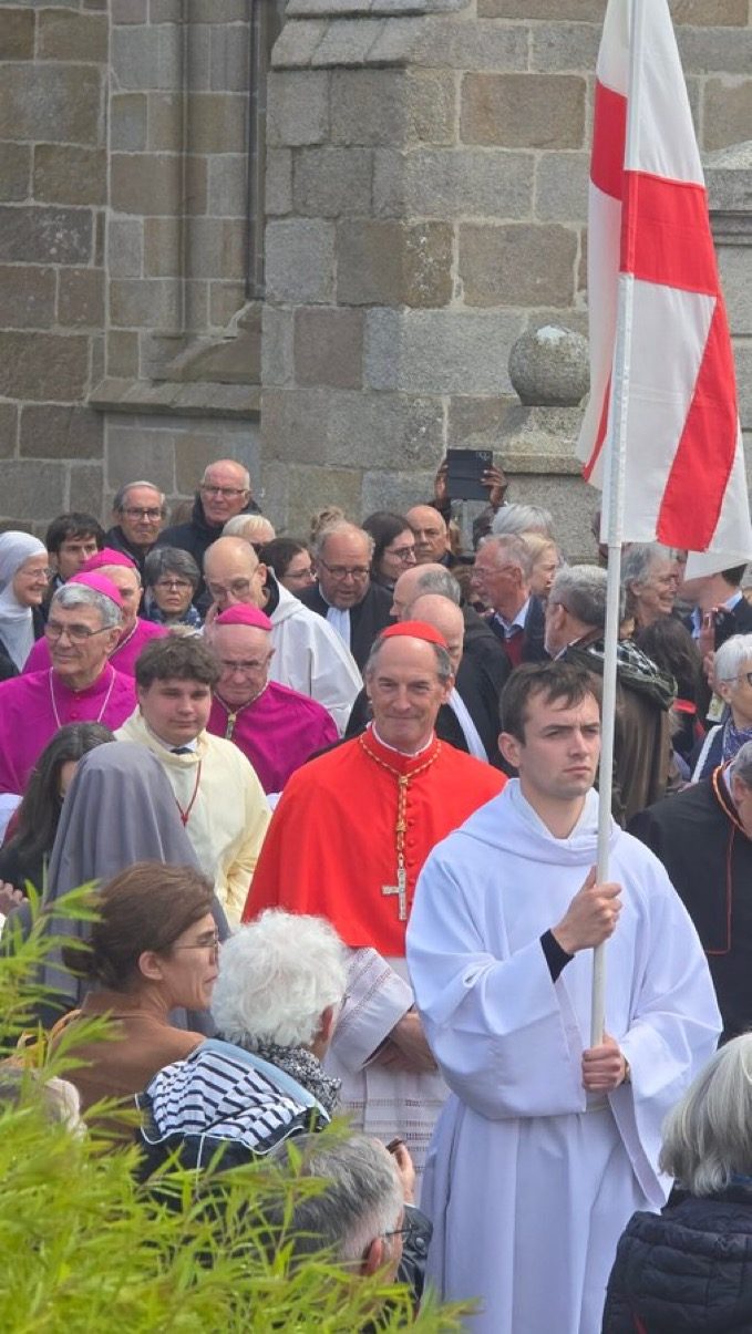 Tréguier: une procession en présence du cardinal Bustillo