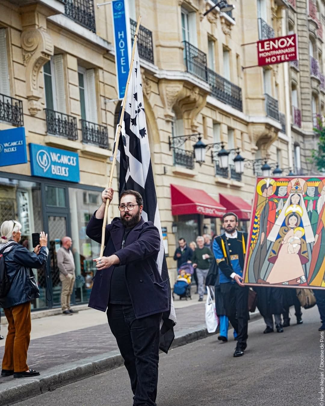 Une procession pour saint Yves dans les rues de Paris
