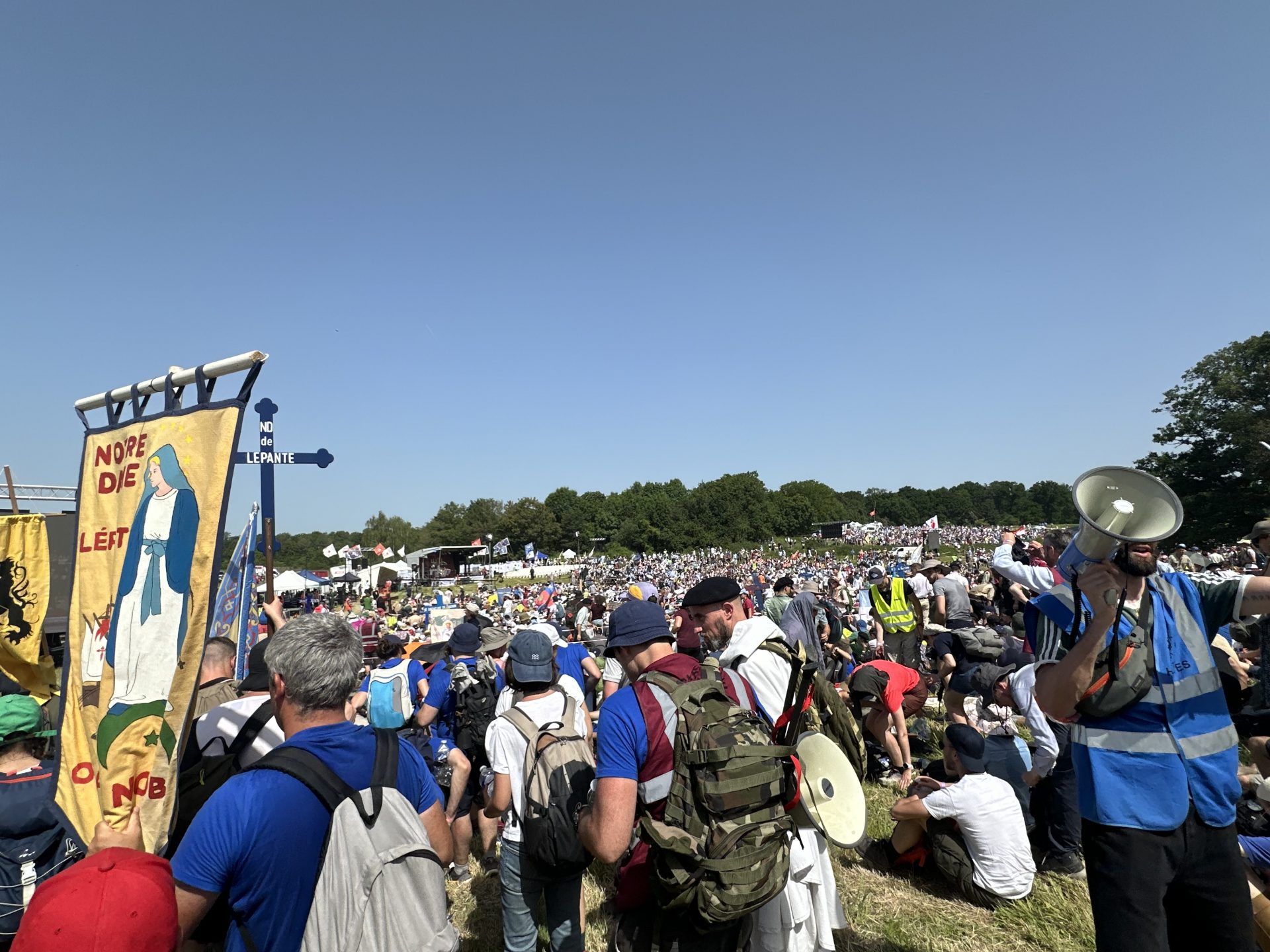 Le pèlerinage de Chrétienté se poursuit avec une messe célébrée en présence de 20 000 pèlerins