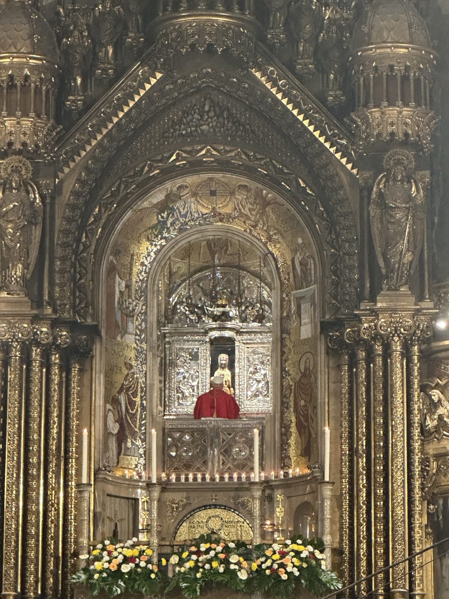 Le pape prie devant la Vierge de Montserrat