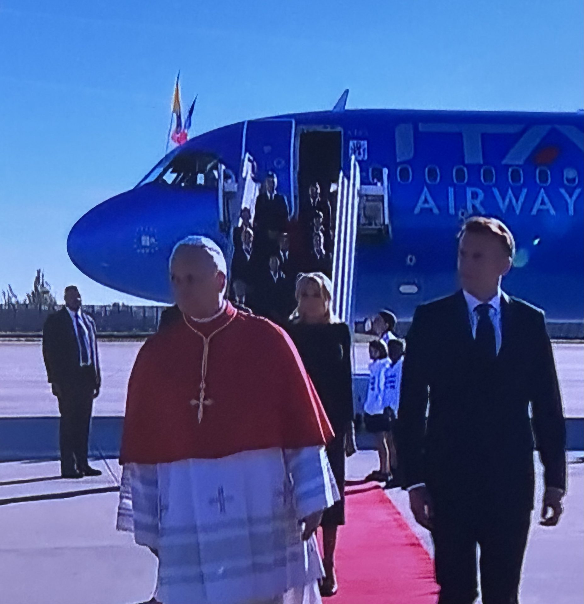 Le pape Léon XIV est arrivé à l’aéroport de Paris-Orly