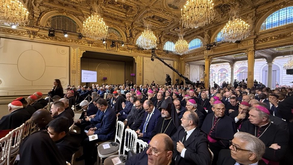 Paris: ils attendent le pape et le président dans la salle des fêtes de l’Élysée
