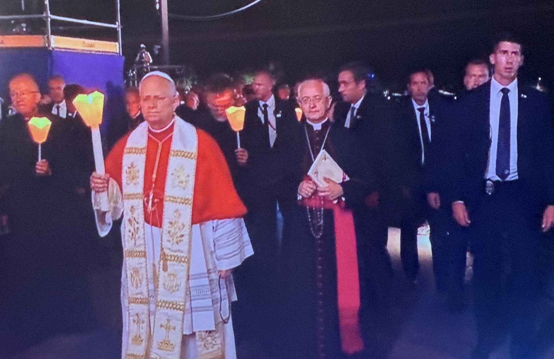 Le pape dirige la procession aux flambeaux de Lourdes