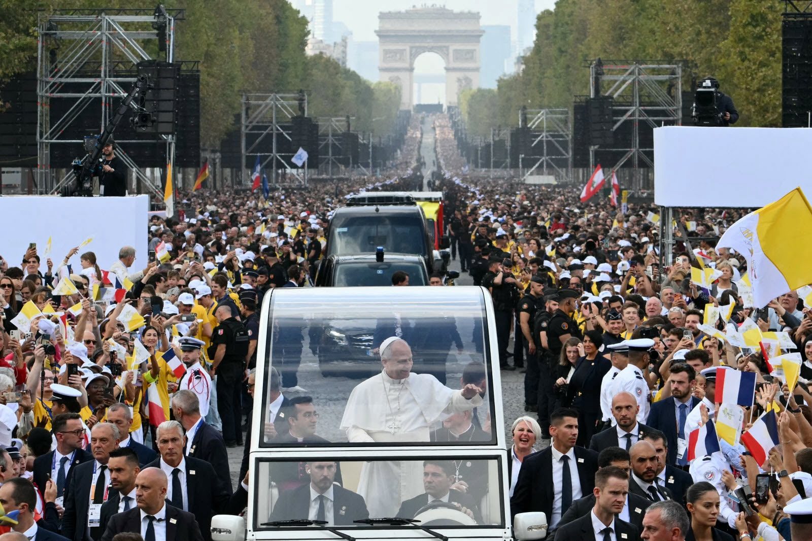Le pape a déambulé sur plusieurs artères parisiennes: quelques vidéos