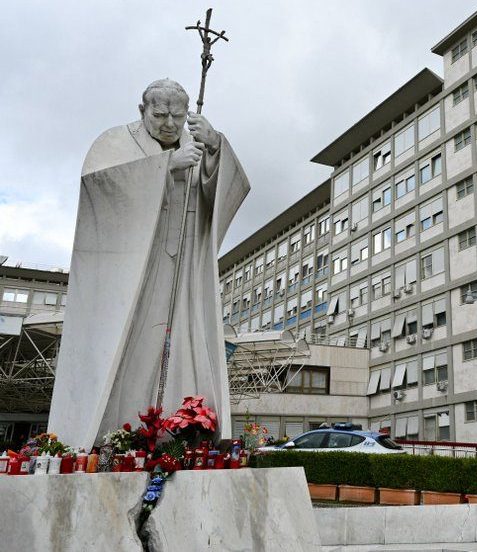 Rome: le pape célèbre la messe à l’hôpital Gemelli et pourra quitter l’hôpital