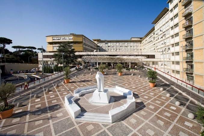 Intervention chirurgicale: le pape a passé une bonne nuit et marche à nouveau