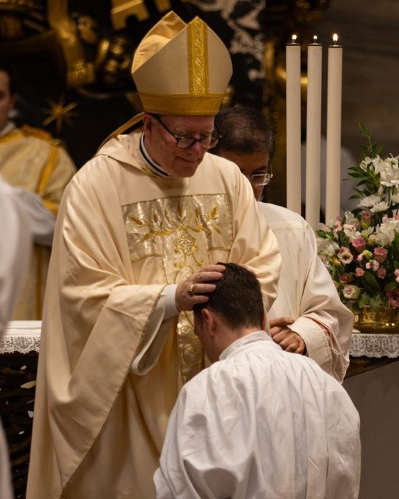 États-Unis: un évêque ordonne seize diacres en vue du sacerdoce