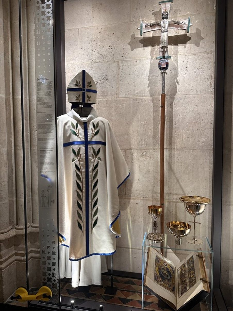 Paris: la chasuble et la mitre de Léon XIV exposées au Trésor de Notre-Dame